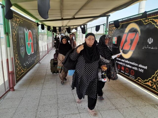 تصویر آرشیوی است ورود بیش از ۷۰۰۰ زائر پاکستانی از طریق پایانه میرجاوه در سیستان و بلوچستان