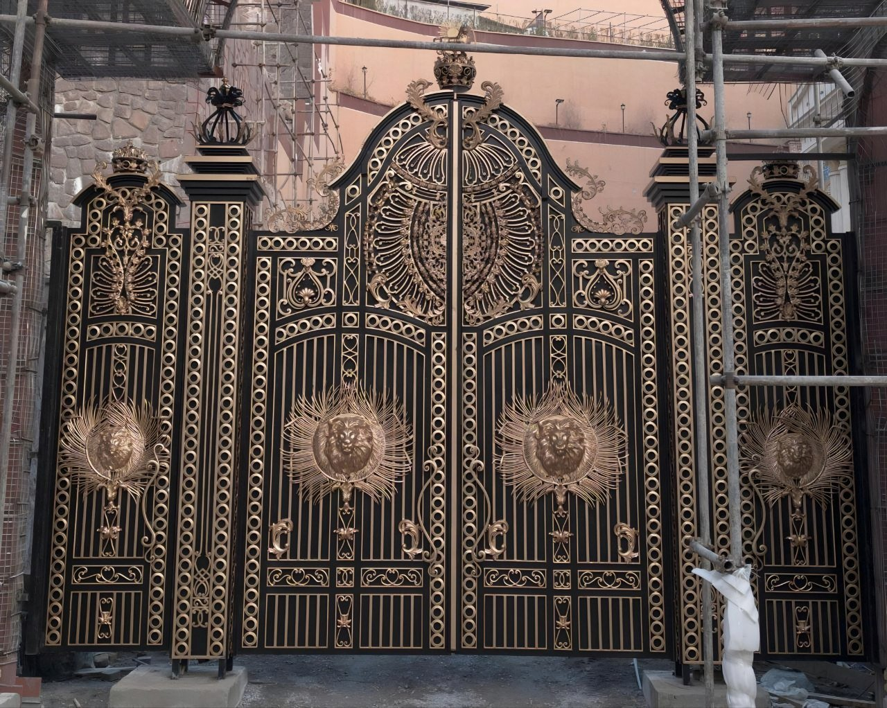 بهترین در و حفاظ فرفورژه آهنی برای ساختمانهای مدرن