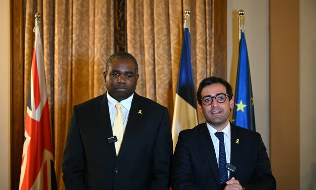 از راست، «استفان سژورنه» و «دیوید لمی» وزیران خارجه انگلیس و فرانسه: تمرکز باید بر شکستن چرخه خشونت باشد