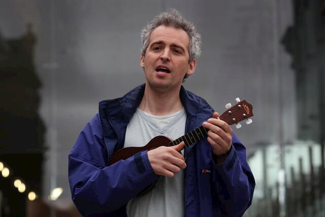 عکس تزئینی است با این کتاب ساز «اوکولهله» را بنوازید