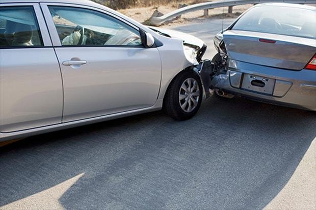 عکس تزئینی است نگه داشتن خودرو در صحنه تصادفات خسارتی چقدر جریمه دارد؟