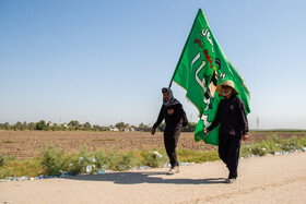 زائران حسینی در مسیر کوفه به کربلا