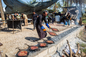 زائران حسینی در مسیر کوفه به کربلا