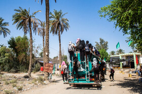 زائران حسینی در مسیر کوفه به کربلا