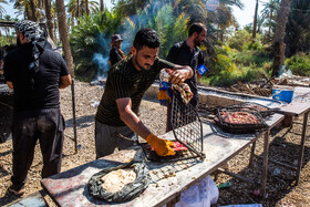 زائران حسینی در مسیر کوفه به کربلا