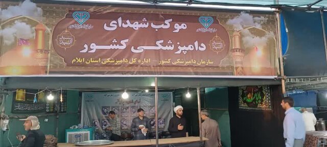 موکب شهدای دامپزشکی روزانه ۱۰۰۰ پرس غذا بین زائران توزیع میکند موکب شهدای دامپزشکی روزانه ۱۰۰۰ پرس غذا بین زائران توزیع میکند