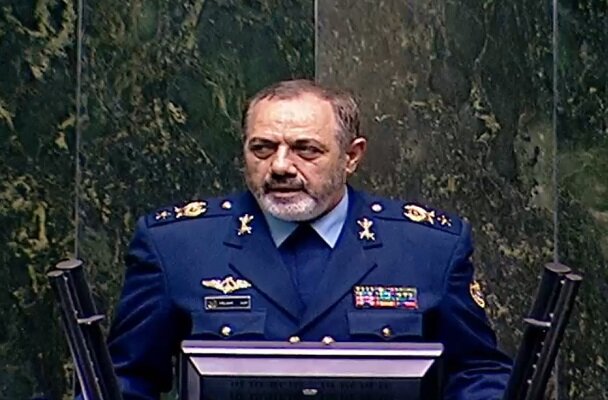 تبریک خانواده خلبان شهید عباس بابایی به وزیر دفاع تبریک خانواده خلبان شهید عباس بابایی به وزیر دفاع