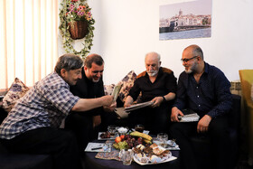 به ترتیب از سمت راست، عباس پوستیندوز، عکاس خبری پیشکسوت، عباس فلاح، عکاس حوادث و خبری پیشکسوت روزنامه اطلاعات دراصفهان، مجید شمس، مدیر کل روابط عمومی و امور بین المللی استانداری اصفهان و مهدی جانیپور، عکاس خبری پیشکسوت و جانباز هست سال دفاع مقدس،