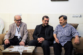 به ترتیب از سمت راست، مهدی جانیپور، عکاس خبری پیشکسوت و جانباز هست سال دفاع مقدس، مجید شمس، مدیر کل روابط عمومی و امور بین المللی استانداری اصفهان و اصغر شیرازی، عکاسی خبری پیشکسوت روزنامه کیهان در استان اصفهان