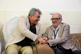 از سمت راست، اصغر شیرازی، عکاسی خبری پیشکسوت روزنامه کیهان در استان اصفهان و عزیزالله مشفقی، عکاس خبری و عضو هیئت مدیره انجمن عکاسان مطبوعاتی استان اصفهان