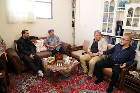 به تریبت از راست، عباس پوستیندوز، عکاس خبری پیشکسوت، عزیزالله مشفقی، عکاس خبری و عضو هیئت مدیره انجمن عکاسان مطبوعاتی استان اصفهان، مهدی جانیپور، عکاس خبری پیشکسوت و جانباز هست سال دفاع مقدس، و مجید شمس، مدیر کل روابط عمومی و امور بین المللی استانداری اصفهان