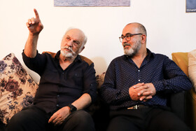 به ترتیب از سمت راست، عباس پوستیندوز، عکاس خبری پیشکسوت، عباس فلاح، عکاس حوادث و خبری پیشکسوت روزنامه اطلاعات دراصفهان