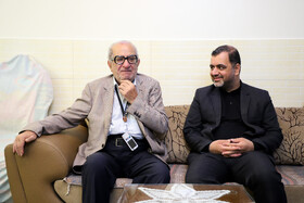 از سمت راست مجید شمس، مدیر کل روابط عمومی و امور بین المللی استانداری اصفهان و اصغر شیرازی، عکاسی خبری پیشکسوت روزنامه کیهان در استان اصفهان