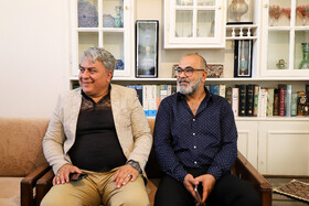 به ترتیب از راست، عباس پوستیندوز، عکاس خبری پیشکسوت و عزیزالله مشفقی، عکاس خبری و عضو هیئت مدیره انجمن عکاسان مطبوعاتی استان اصفهان