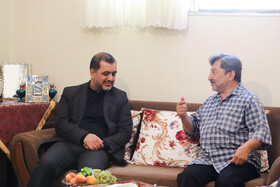 مهدی جانیپور، عکاس خبری پیشکسوت و جانباز هست سال دفاع مقدس، و مجید شمس، مدیر کل روابط عمومی و امور بین المللی استانداری اصفهان