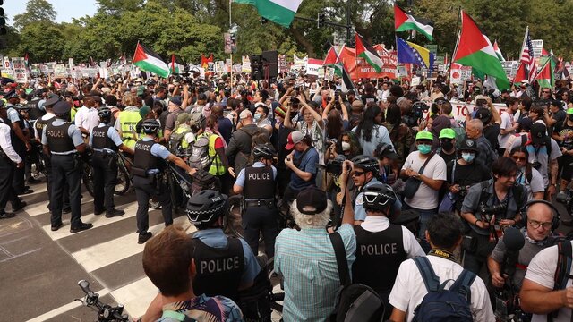 تجمع حامیان فلسطین در کنوانسیون ملی حزب دموکرات انحلال سازمان زنان مسلمان حامی هریس در اعتراض به نادیده گرفتن فلسطینیان