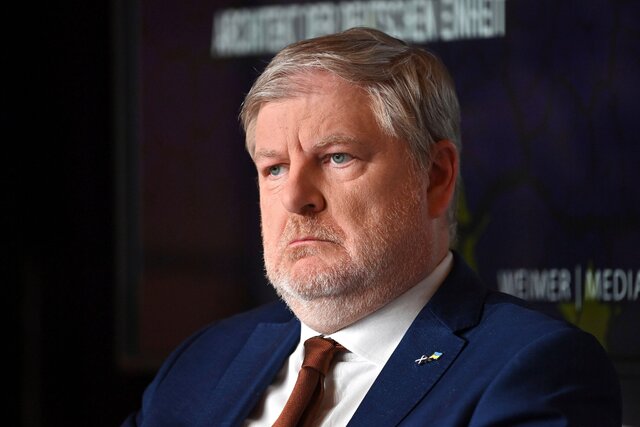 انگوس رابرتسون، وزیر خارجه اسکاتلند اسکاتلند از تعلیق نشستهای خود با مقامهای رژیم صهیونیستی خبر داد