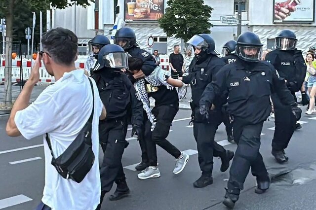 خشونت پلیس آلمان علیه حامیان فلسطین در تظاهرات روز شنبه برلین عفو بینالملل خواستار تحقیقات درباره خشونت پلیس آلمان علیه حامیان فلسطین شد