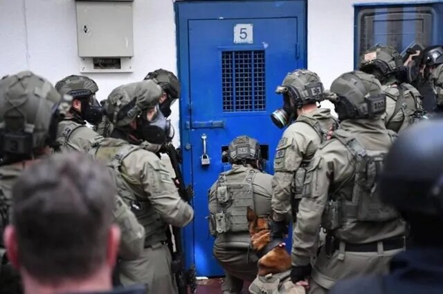 تداوم جنایت شکنجه در اردوگاه «عوفر» در حق اسیران فلسطینی تداوم جنایت شکنجه در اردوگاه «عوفر» در حق اسیران فلسطینی