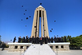 روز پزشک؛ جشن فارغ‌التحصیلی دانشجویان پزشکی در مقبره ابوعلی سینا