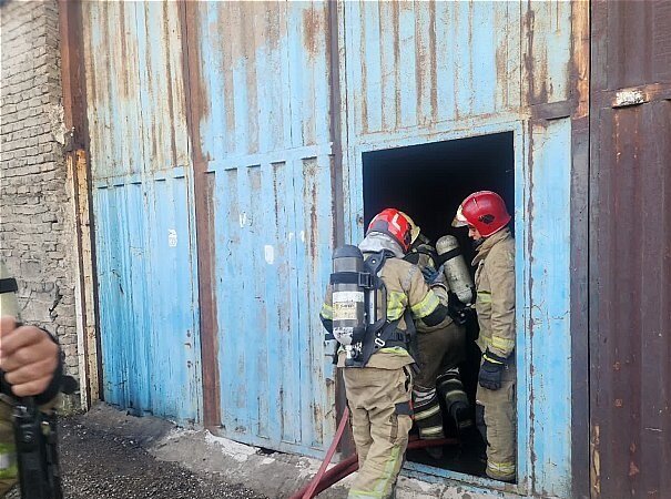 آتش‌سوزی کارگاه تولید مبلمان در جنوب تهران/ برق‌گرفتگی یک آتش‌نشان