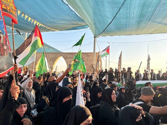 پرچم ۵۰ متری فلسطین در پیادهروی اربعین + تصاویر