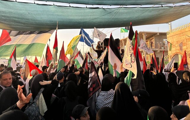 پرچم ۵۰ متری فلسطین در پیادهروی اربعین + تصاویر