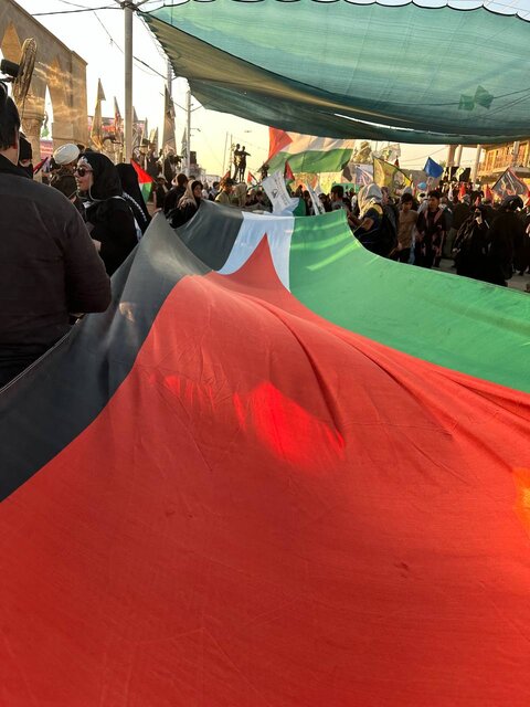 پرچم ۵۰ متری فلسطین در پیادهروی اربعین + تصاویر
