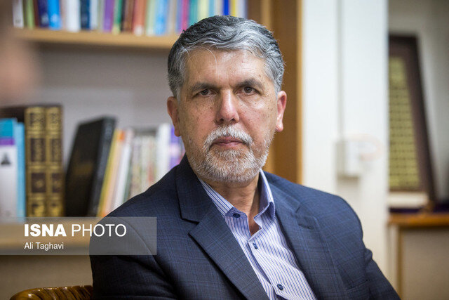 عکس آرشیوی است عباس صالحی با ویترین وزارتخانهاش چه میکند؟