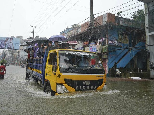 سیل در بنگلادش میلیونها نفر را تحت تاثیر قرار داده است سیل در بنگلادش میلیونها نفر را تحت تاثیر قرار داده است