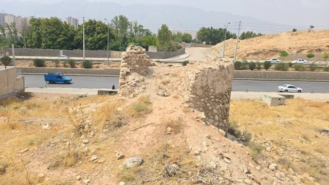 شناسایی یک ستون سنگی  قاجاری در شیراز