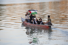 انتقال زائران حسینی توسط مهدی فرزند خانواده مشتاق.