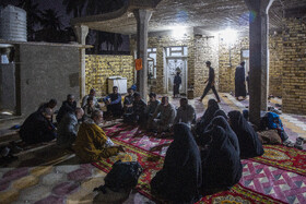 گعده تفسیری پس از اقامه نماز توسط زائران حسینی در حیاط منزل خانواده مشتاق و خانواده مشتاق در حال آماده سازی پذیرایی و شام