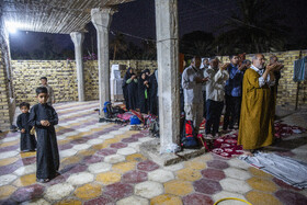 برپایی نماز جماعت مغرب و عشاء در حیاط منزل خانواده مشتاق