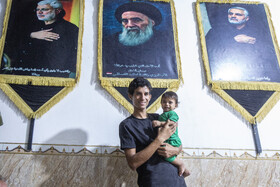 منتظر فرزند کوچک خانواده را در آغوش گرفته است، فرزند کوچک خانواده به دلیل ارادت به سردار شهید سلیمانی به نام "قاسم سلیمانی" نامگذاری شده است.