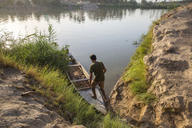 مهدی از خانواده مشتاق پس از انتقال زائران برای ادامه دادن به مسیر پیاده روی خود به سمت کربلا، به سمت قایق رفته تا به محل زندگی خود برگردد تا برای غروب و انتقال و پذیرایی شبانه از زوار آماده شوند