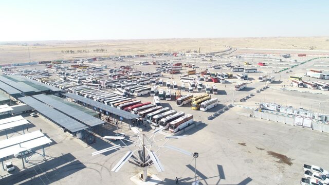 ۲۵۰ دستگاه اتوبوس برای جابجایی زائران در مهران مستقر شدهاند ۲۵۰ دستگاه اتوبوس برای جابجایی زائران در مهران مستقر شدهاند