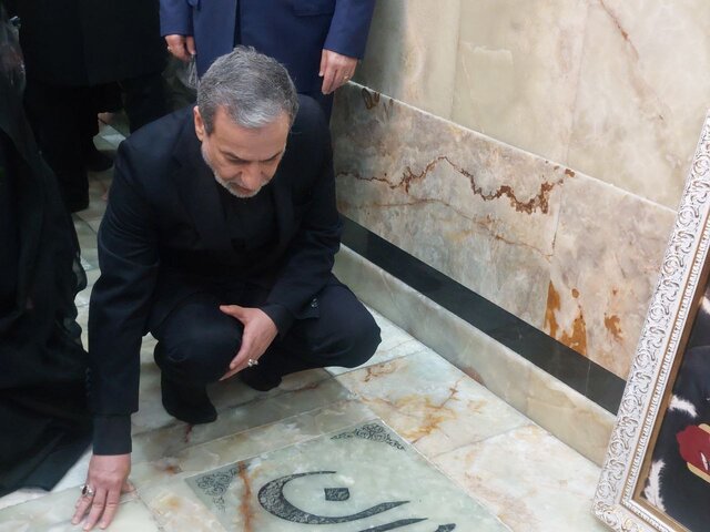 حضور عراقچی بر سر مزار شهید امیرعبداللهیان