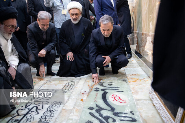 حضور عراقچی بر سر مزار شهید امیرعبداللهیان