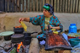 پخت نان محلی گیلان توسط زن روستایی