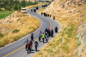 پیاده‌روی زائران شهرستان چناران به مناسبت سالروز شهادت امام رضا ( ع )