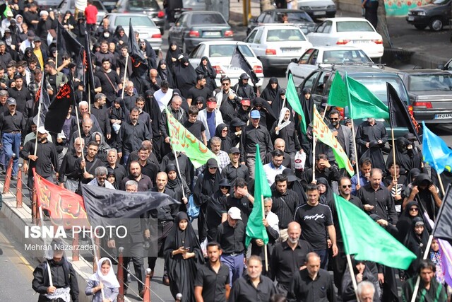 عکس آرشیوی است. همکاری شهروندان تهرانی با پلیس راهور در مراسم راهپیمایی جاماندگان اربعین حسینی