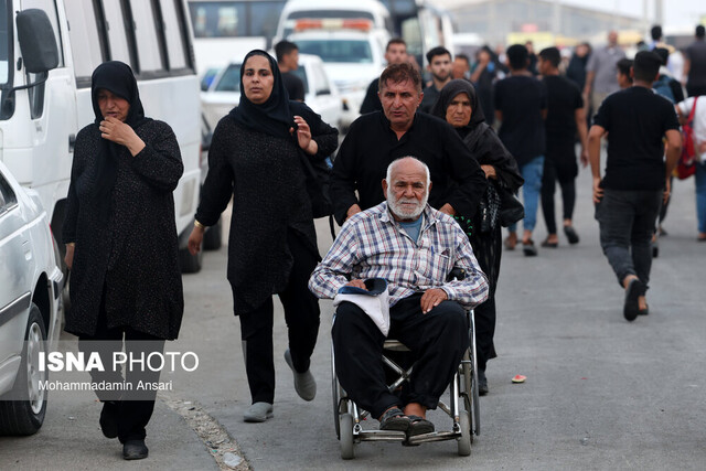 عکس آرشیوی است. هشدار گرمازدگی؛ مراقب سالمندان و کودکان در پیادهروی اربعین باشید