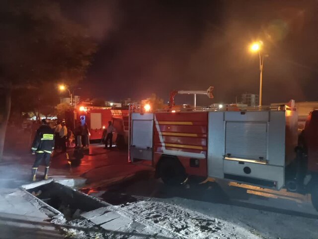 عکس تزیینی است اطفای حریق واحد لاستیکفروشی در شهرکرد