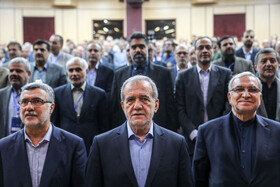 مسعود پزشکیان، رئیس جمهور، بهرام عیناللهی، وزیر سابق وزارت بهداشت و  محمدرضا ظفرقندی، وزیر بهداشت جدید در آیین تکریم و معارفه وزیر بهداشت، درمان و آموزش پزشکی