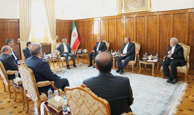 نشست سفرای ایران در کشورهای حوزه خلیج فارس با عراقچی نشست سفرای ایران در کشورهای حوزه خلیج فارس با عراقچی