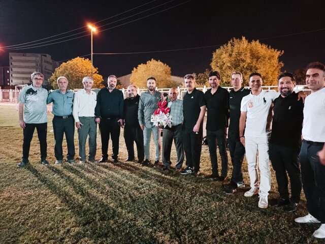 اقدام جالب پورموسوی با تجلیل از بنیانگذار تیم جنوب اهواز اقدام جالب پورموسوی با تجلیل از بنیانگذار تیم جنوب اهواز