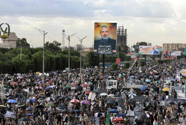 تصویر شهید اسماعیل هنیه در راهپیمایی یمنیها در صنعاء برای حمایت از فلسطین ادامه همکاری صنعا برای پاسخ جمعی به ترور هنیه و به روز رسانی بانک اهداف دشمن صهیونیستی