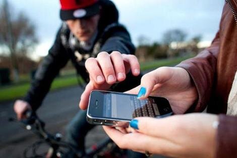 عکس تزینی است پایان کار باند سارقان تلفن همراه در پیشوا