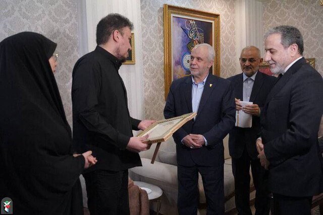 حضور عراقچی در منزل شهید امیرعبداللهیان حضور عراقچی در منزل شهید امیرعبداللهیان